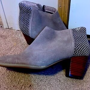 Vionic Gray heels Size 10